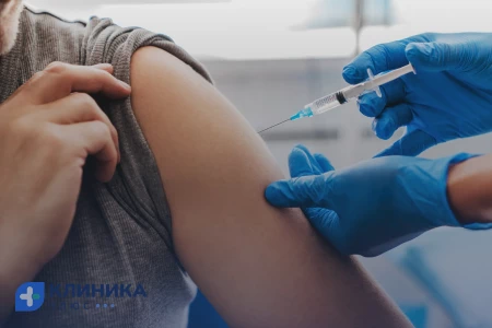 Врач делает укол пациенту