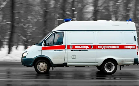 машина скорой помощи едет по вызову